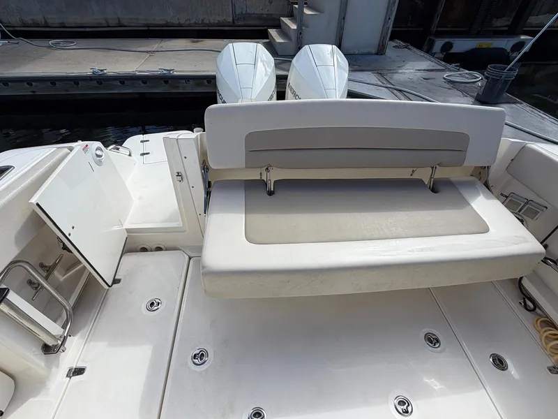 Slide: The Image of Boston Whaler 320 VANTAGE 2021 - 29