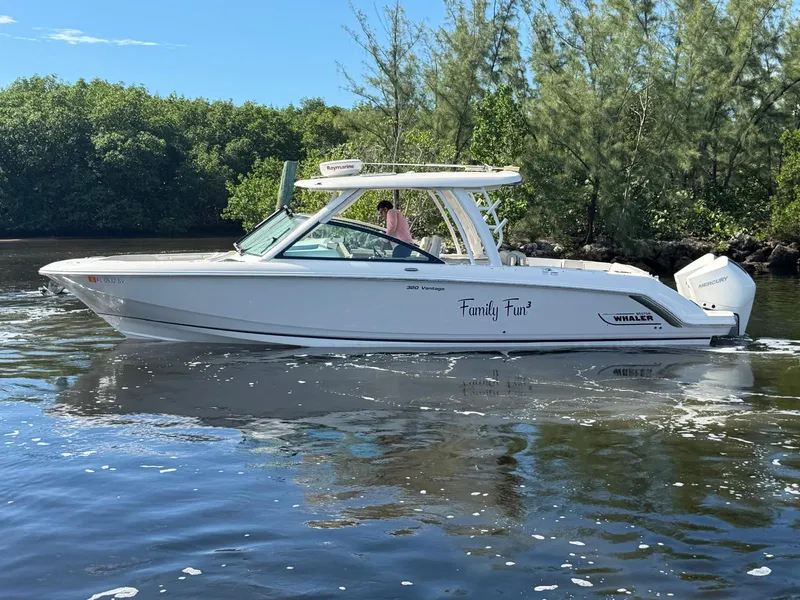 Slide: The Image of Boston Whaler 320 VANTAGE 2021 - 1