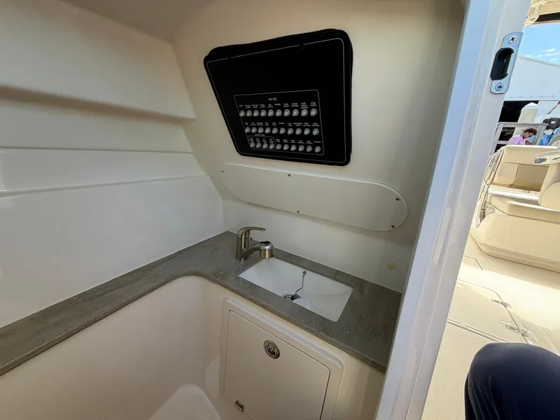 Slide: The Image of Boston Whaler 320 VANTAGE 2021 - 17