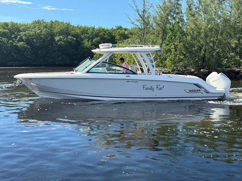 Slide: The Image of Boston Whaler 320 VANTAGE 2021 - 2