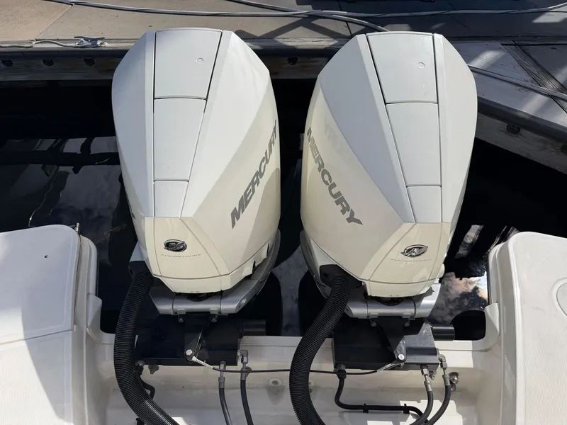 Slide: The Image of Boston Whaler 320 VANTAGE 2021 - 30
