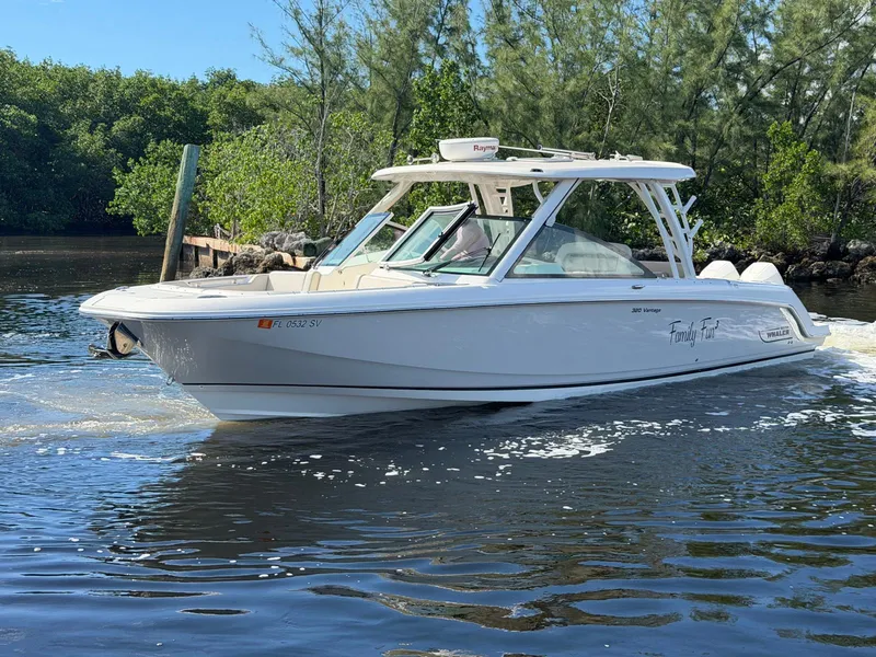 Slide: The Image of Boston Whaler 320 VANTAGE 2021 - 4