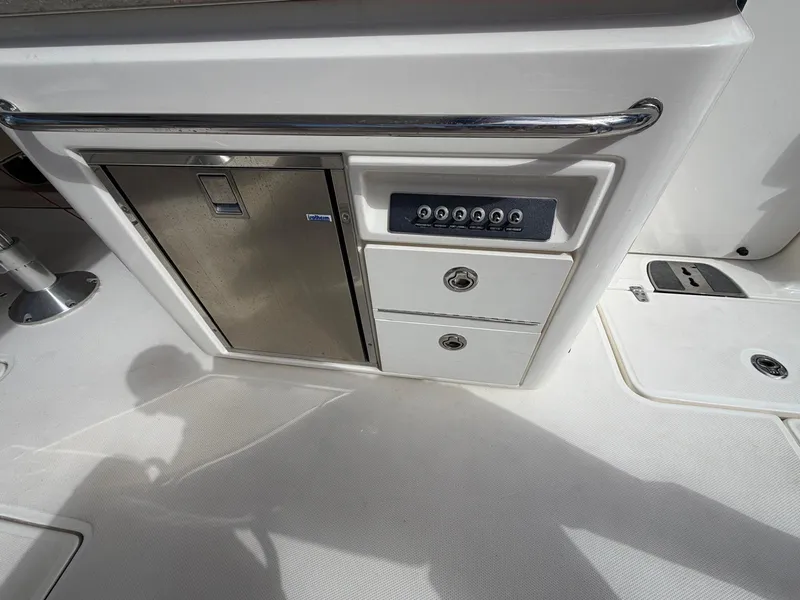 Slide: The Image of Boston Whaler 320 VANTAGE 2021 - 26