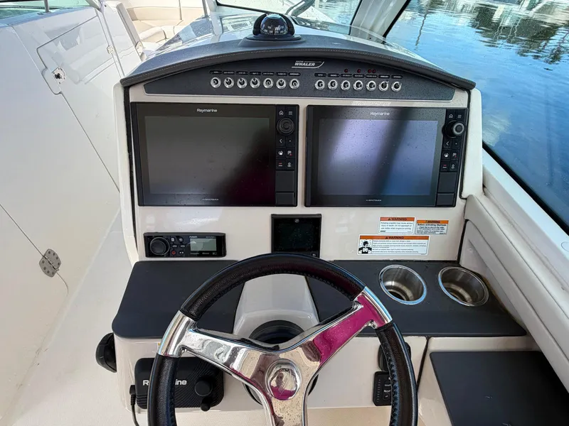 Slide: The Image of Boston Whaler 320 VANTAGE 2021 - 18