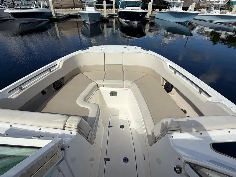 Slide: The Image of Boston Whaler 320 VANTAGE 2021 - 12