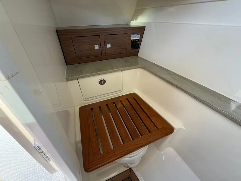 Slide: The Image of Boston Whaler 320 VANTAGE 2021 - 15