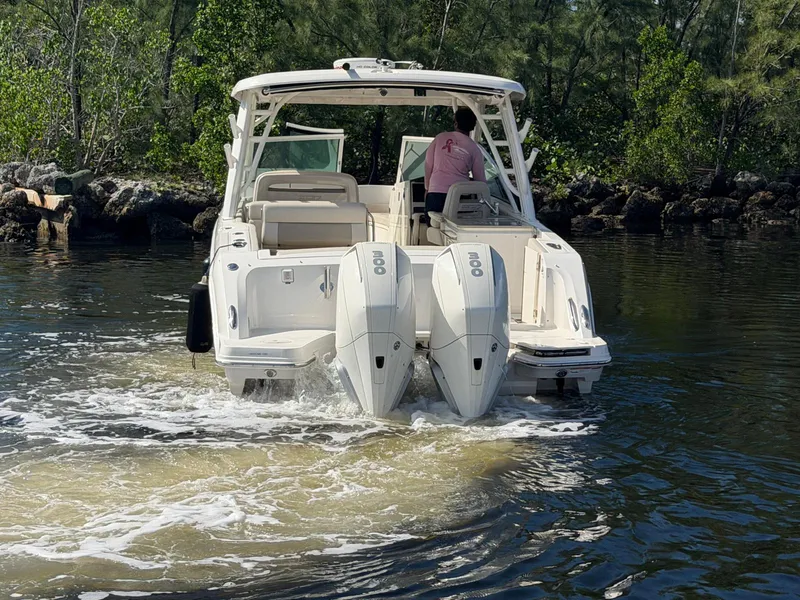Slide: The Image of Boston Whaler 320 VANTAGE 2021 - 11