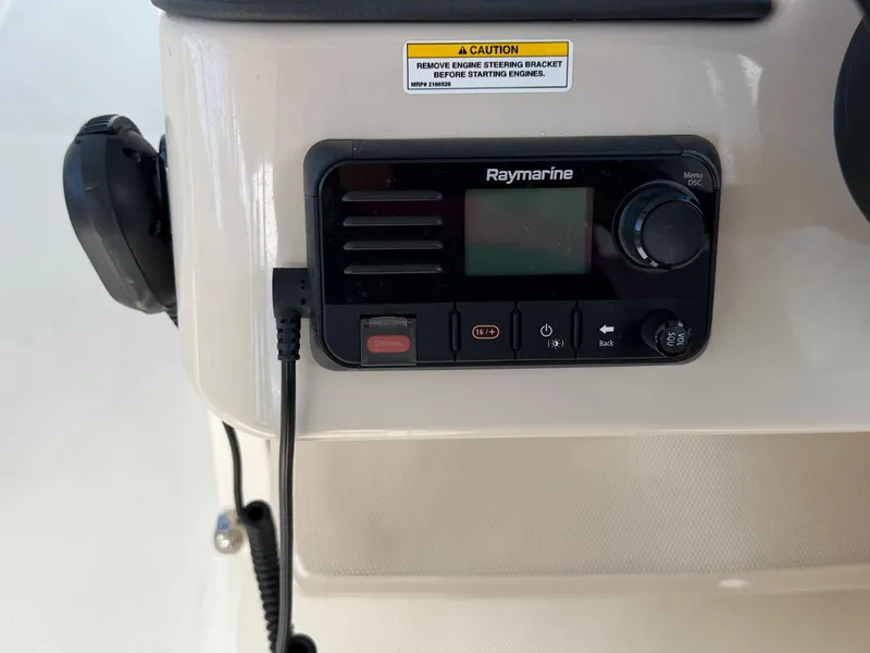 Slide: The Image of Boston Whaler 320 VANTAGE 2021 - 21