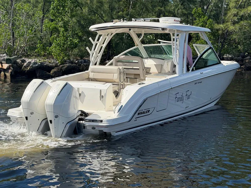 Slide: The Image of Boston Whaler 320 VANTAGE 2021 - 9
