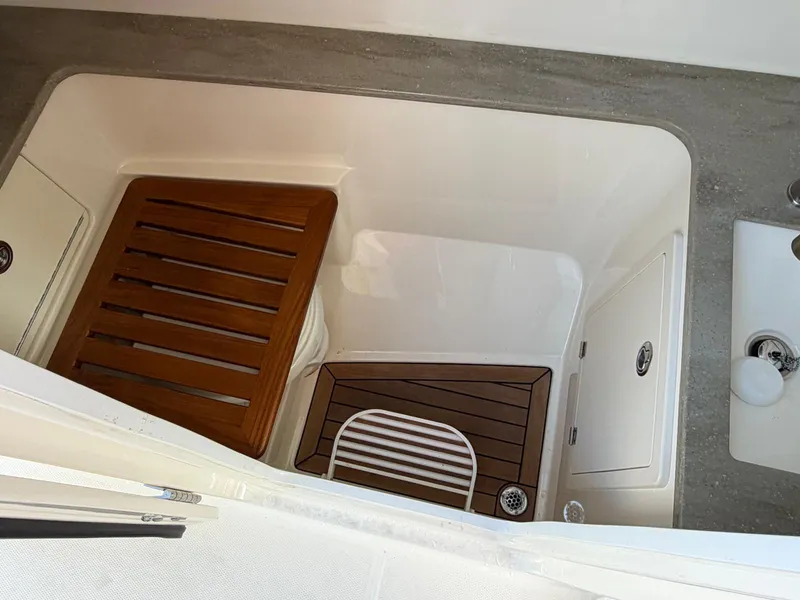 Slide: The Image of Boston Whaler 320 VANTAGE 2021 - 14