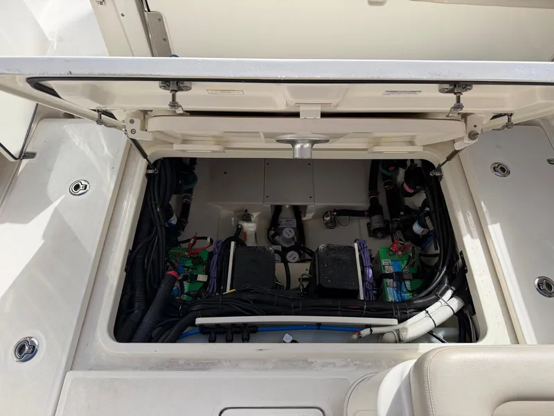 Slide: The Image of Boston Whaler 320 VANTAGE 2021 - 28