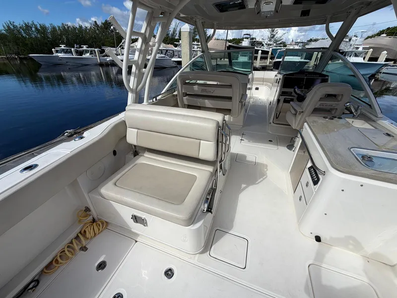 Slide: The Image of Boston Whaler 320 VANTAGE 2021 - 24