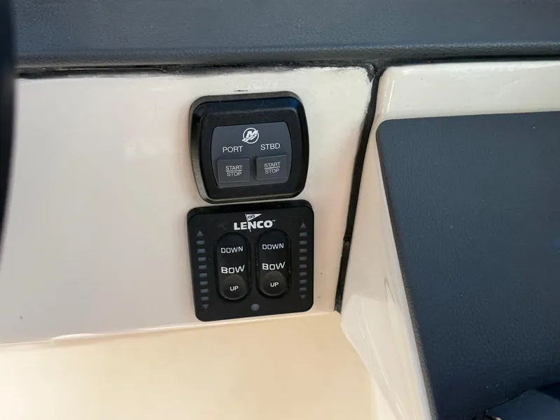Slide: The Image of Boston Whaler 320 VANTAGE 2021 - 22