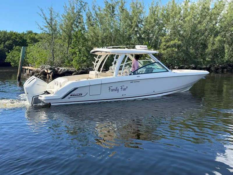 Slide: The Image of Boston Whaler 320 VANTAGE 2021 - 7