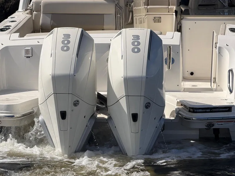 Slide: The Image of Boston Whaler 320 VANTAGE 2021 - 31