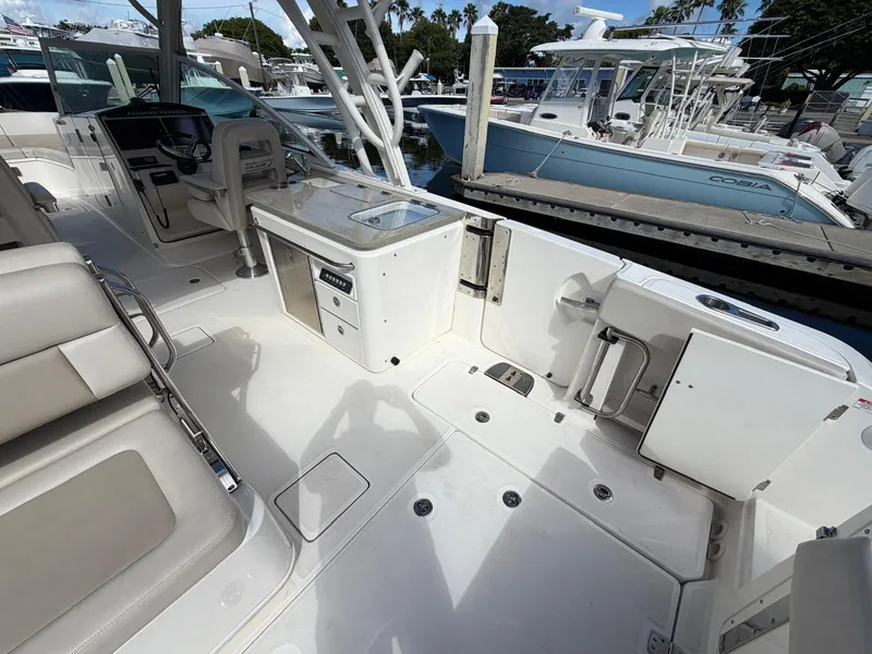 Slide: The Image of Boston Whaler 320 VANTAGE 2021 - 25
