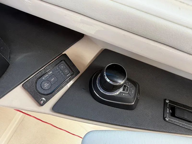 Slide: The Image of Boston Whaler 320 VANTAGE 2021 - 23