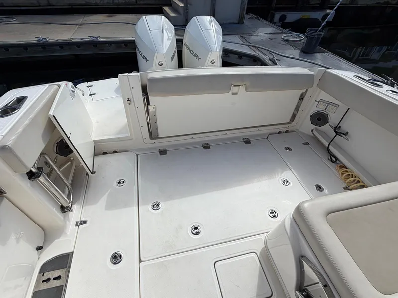 Slide: The Image of Boston Whaler 320 VANTAGE 2021 - 27
