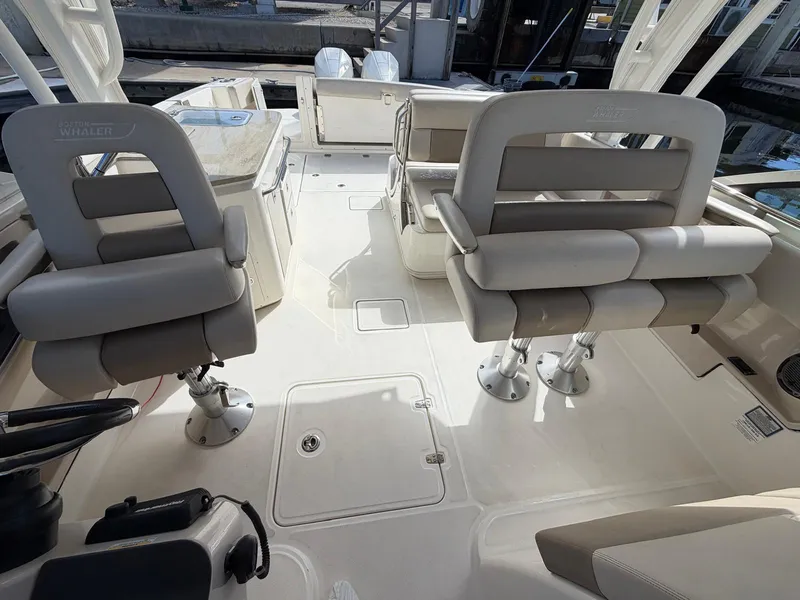 Slide: The Image of Boston Whaler 320 VANTAGE 2021 - 13