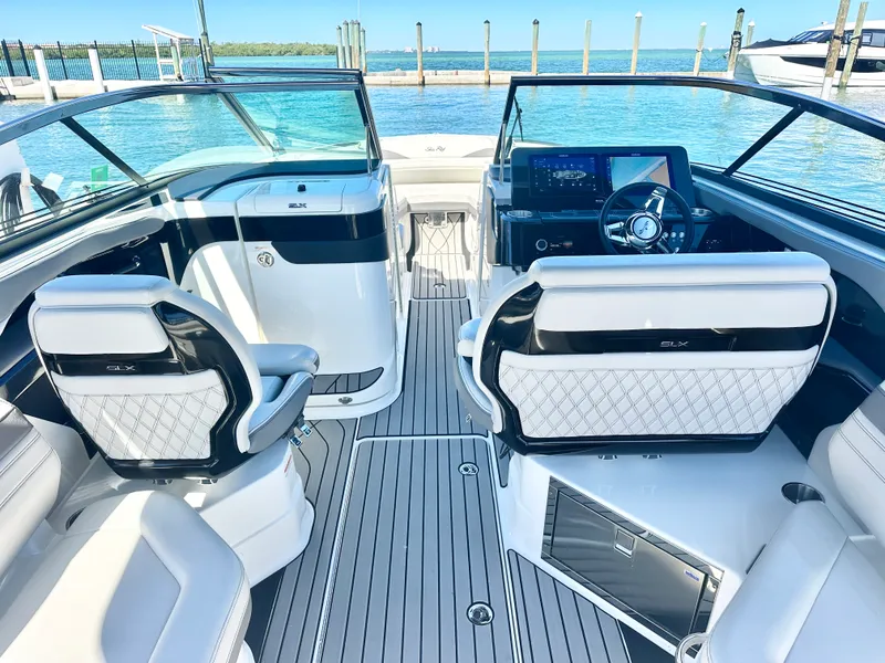 Slide: The Image of Sea Ray SLX 280 OUTBOARD 2025 - 13