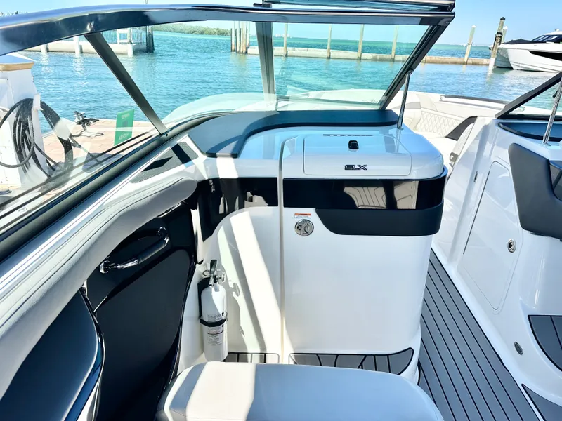 Slide: The Image of Sea Ray SLX 280 OUTBOARD 2025 - 21