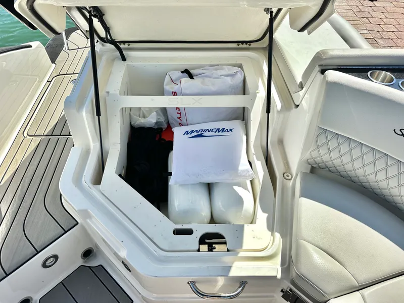 Slide: The Image of Sea Ray SLX 280 OUTBOARD 2025 - 31