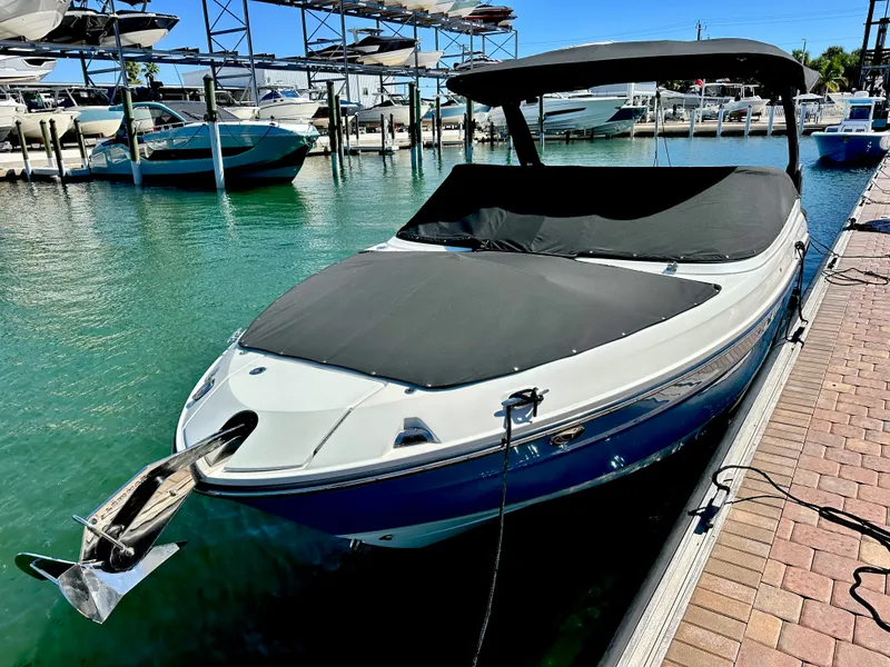 Slide: The Image of Sea Ray SLX 280 OUTBOARD 2025 - 32