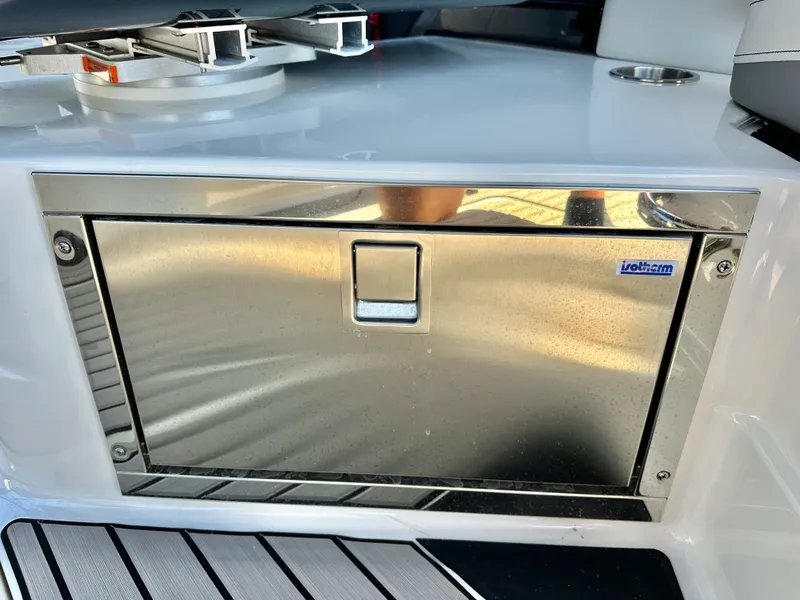 Slide: The Image of Sea Ray SLX 280 OUTBOARD 2025 - 27