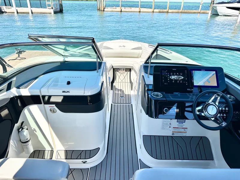 Slide: The Image of Sea Ray SLX 280 OUTBOARD 2025 - 16