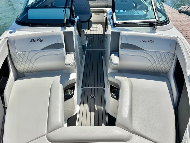 Slide: The Image of Sea Ray SLX 280 OUTBOARD 2025 - 24