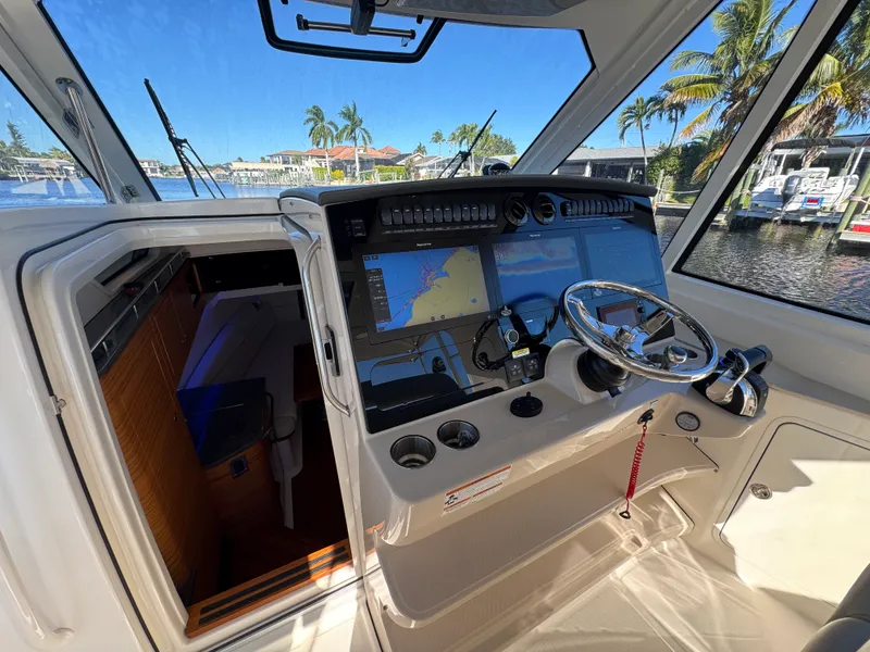 Slide: The Image of Boston Whaler 380 REALM 2022 - 10