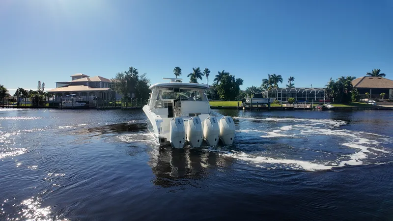 Slide: The Image of Boston Whaler 380 REALM 2022 - 1
