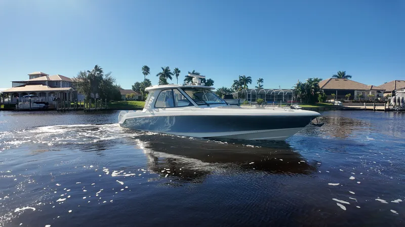 The Image of Boston Whaler 380 REALM 2022 - undefined