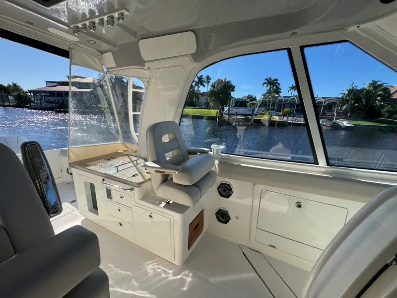 Slide: The Image of Boston Whaler 380 REALM 2022 - 9