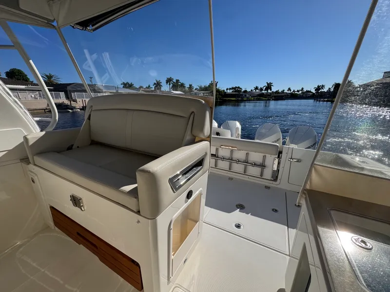 Slide: The Image of Boston Whaler 380 REALM 2022 - 6