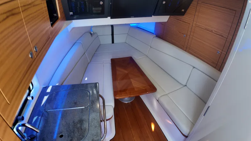 Slide: The Image of Boston Whaler 380 REALM 2022 - 15