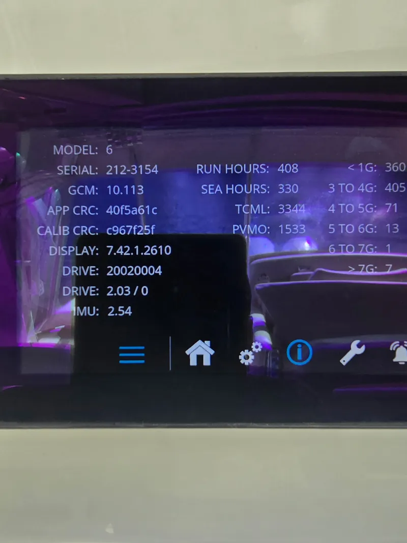 Slide: The Image of Boston Whaler 380 REALM 2022 - 13