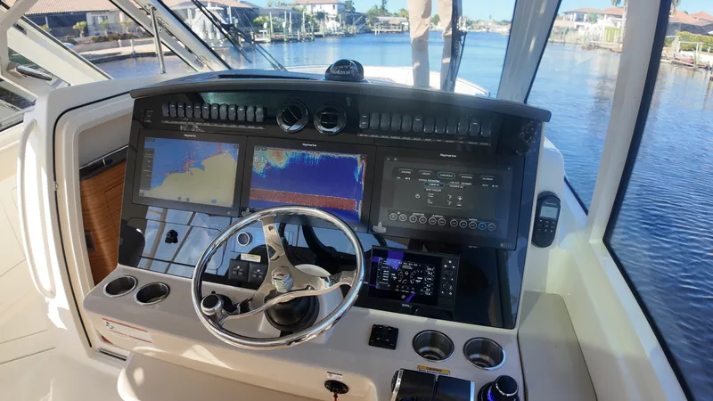 Slide: The Image of Boston Whaler 380 REALM 2022 - 11