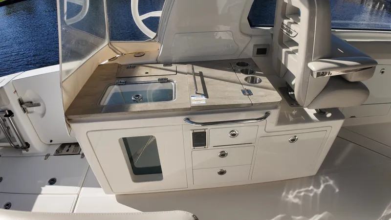 Slide: The Image of Boston Whaler 380 REALM 2022 - 8