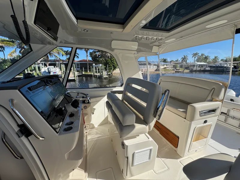 Slide: The Image of Boston Whaler 380 REALM 2022 - 7