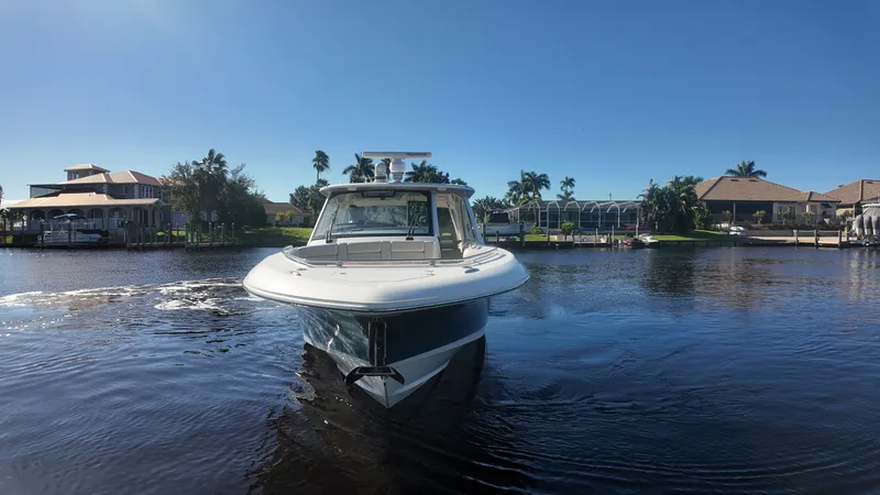 Slide: The Image of Boston Whaler 380 REALM 2022 - 4