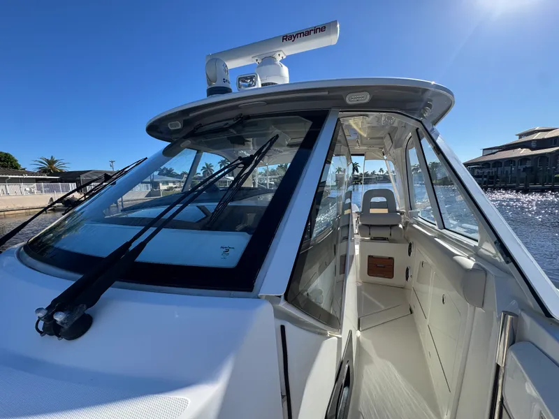Slide: The Image of Boston Whaler 380 REALM 2022 - 22