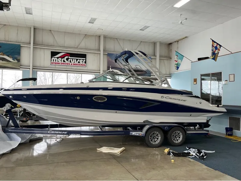The Image of Crownline Boats E275 2024 - 0