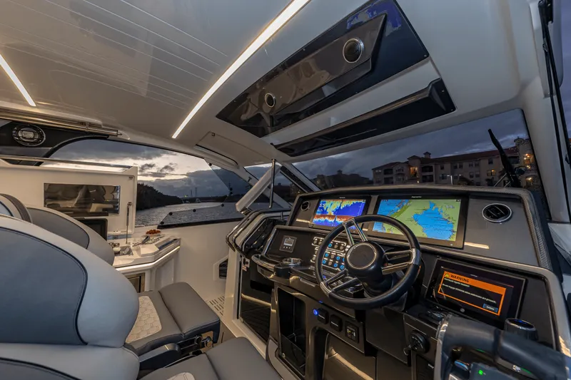 Slide: The Image of Galeon 335 GTO 2026 - 102