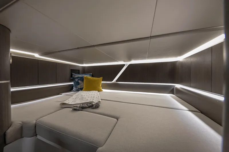 Slide: The Image of Galeon 335 GTO 2026 - 90