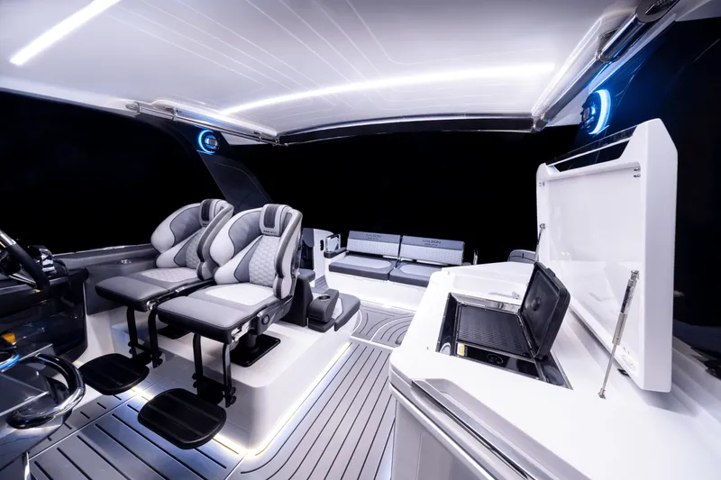 Slide: The Image of Galeon 335 GTO 2026 - 13