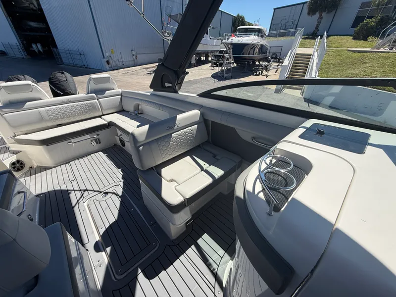 Slide: The Image of Sea Ray 29 SDX 2021 - 10
