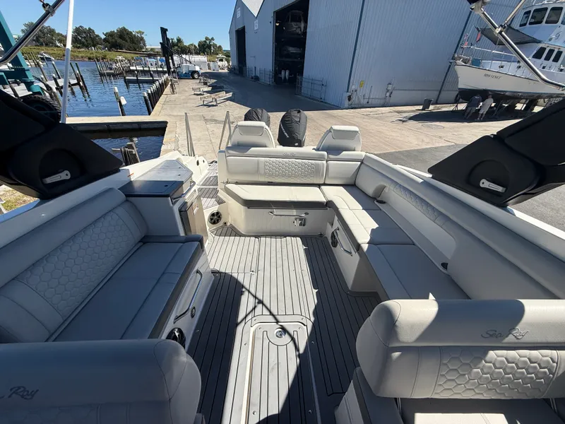 Slide: The Image of Sea Ray 29 SDX 2021 - 13