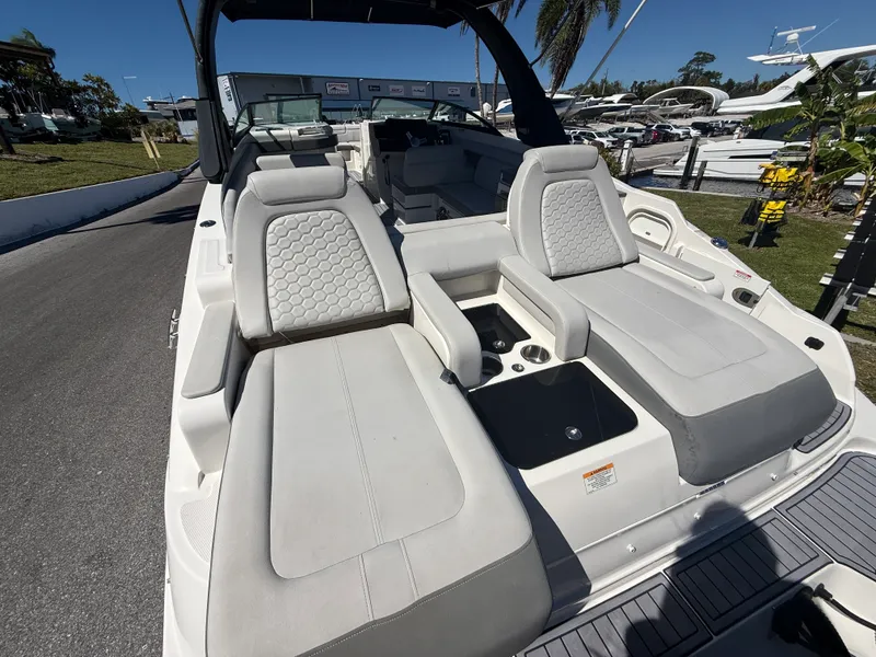 Slide: The Image of Sea Ray 29 SDX 2021 - 22