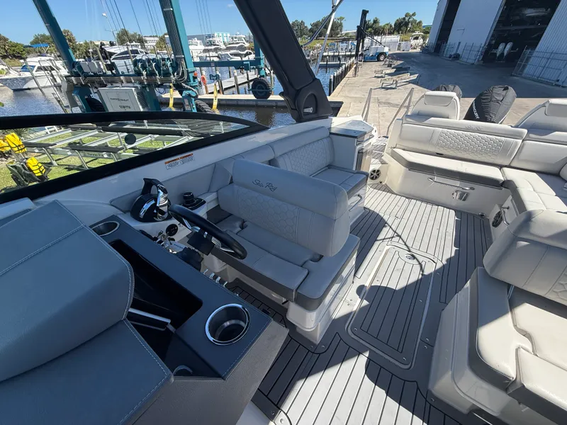 Slide: The Image of Sea Ray 29 SDX 2021 - 9